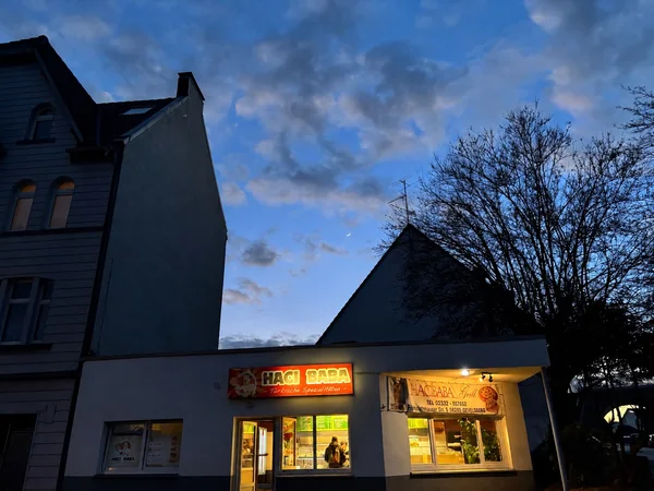 Das beleuchtete Haci Baba unter blauem Abendhimmel