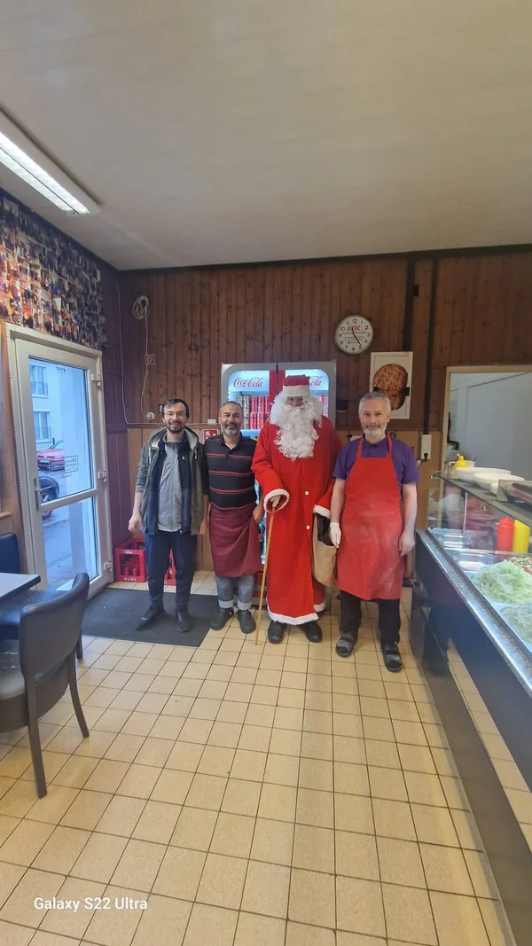 Besuch im Weihnachtsmannkostüm mit dem Team im Haci Baba